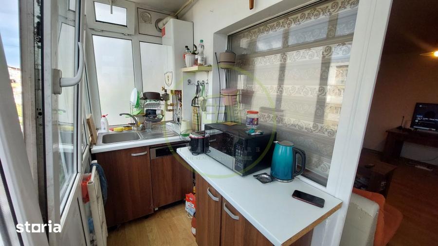 Apartament cu 3 camere semidecomandat, mobilat în Rovine