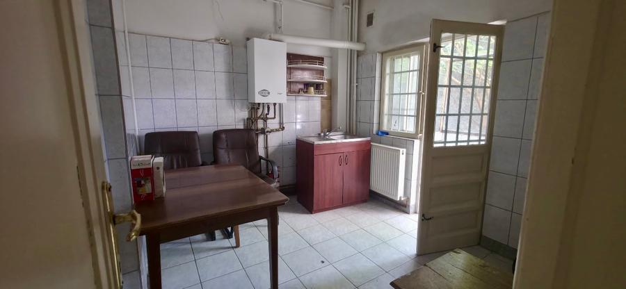 Apartament cu 3 camere nedecomandat în Calea Călărașilor