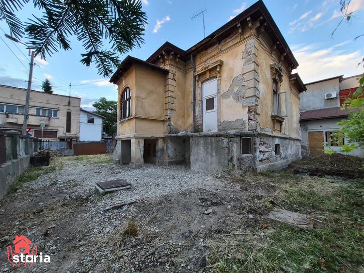 Casă cu 7 camere decomandat cu Teren 400 Mp în Central