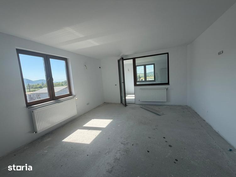 Casă cu 9 camere cu Teren 850 Mp în Brănișca