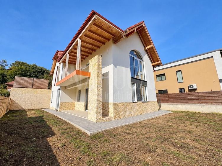 Casă individuală cu 4 camere cu Canalizare în Feleacu