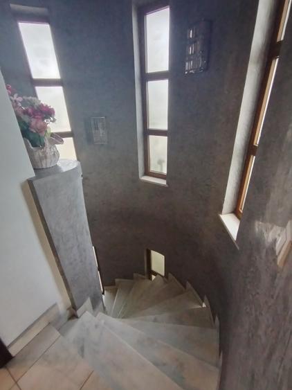 Casă individuală cu 7 camere cu Teren 527 Mp în Preajba