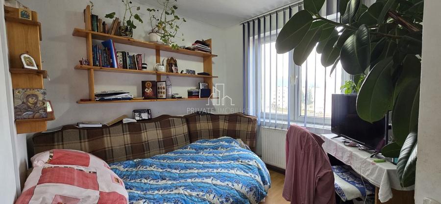 Apartament cu 3 camere semidecomandat, mobilat în Est