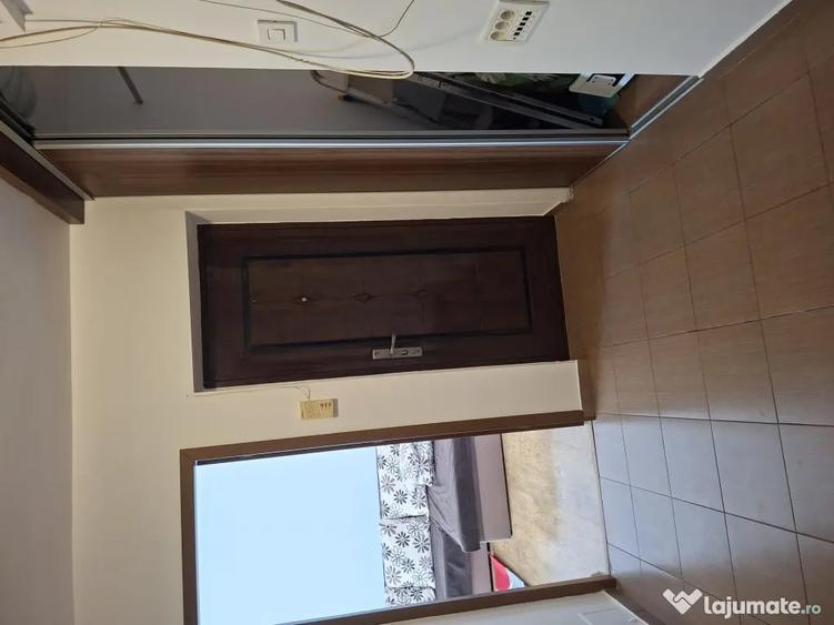 Apartament cu 3 camere decomandat în Berceni