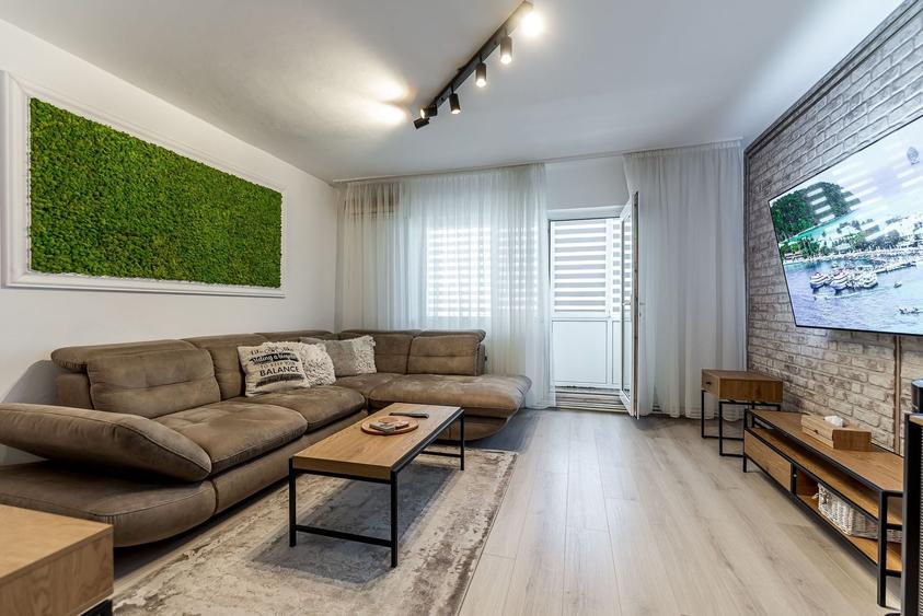 Apartament cu 5 camere decomandat, mobilat în Micălaca