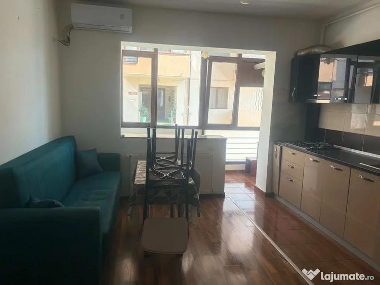 Apartament cu 3 camere semidecomandat în Rahova
