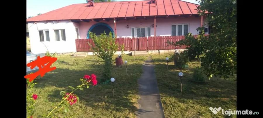 Casă cu 3 camere în Podu Turcului