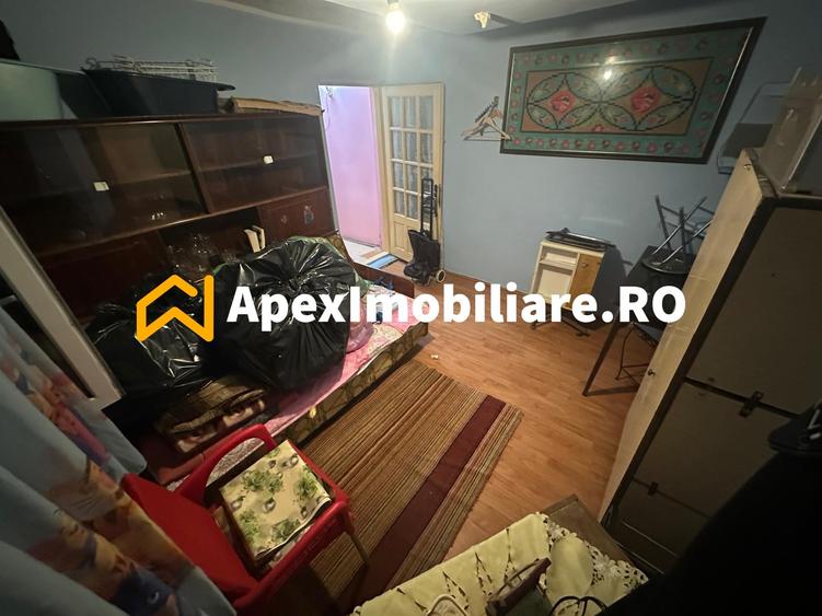 Casă individuală cu 15 camere cu Canalizare în Apărătorii Patriei