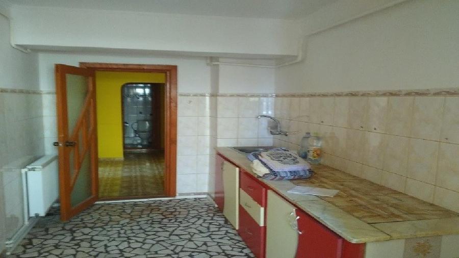 Apartament cu 3 camere decomandat în Micro 3