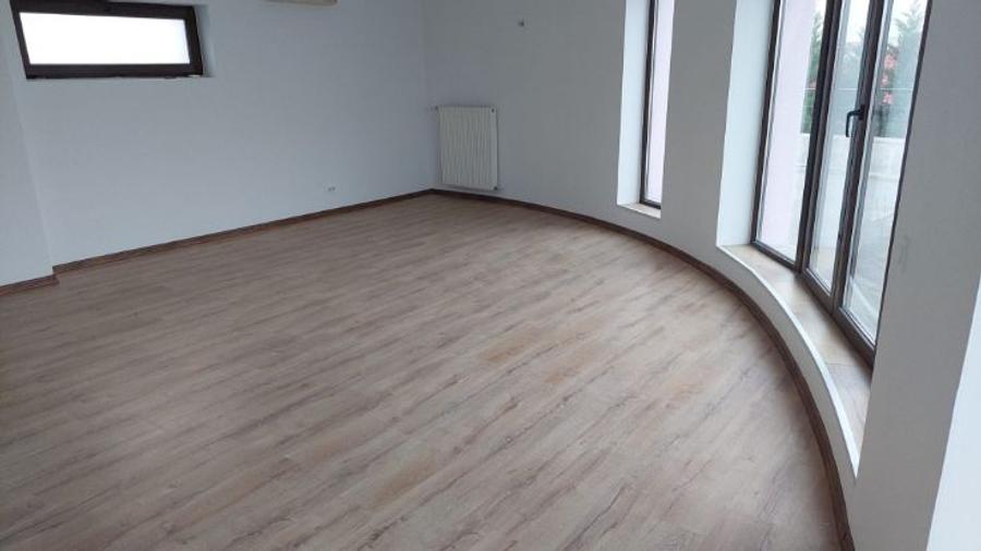 Casă individuală cu 6 camere cu Teren 692 Mp în Drumul Taberei