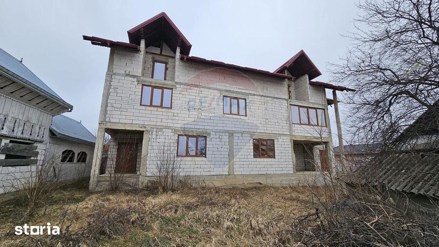 Casă cu Teren 2869 Mp în Siminicea