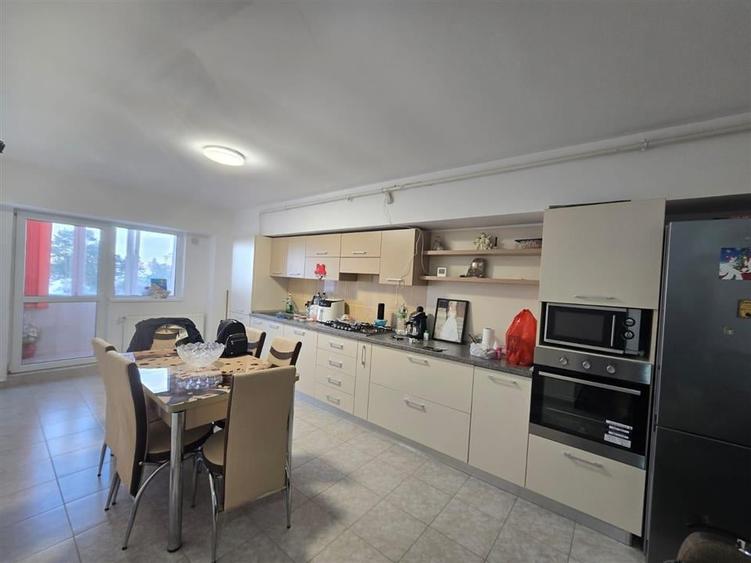 Apartament cu trei camere  constructie recenta - 1