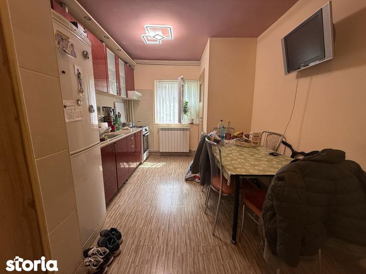 Apartament cu 3 camere semidecomandat, mobilat în Girocului