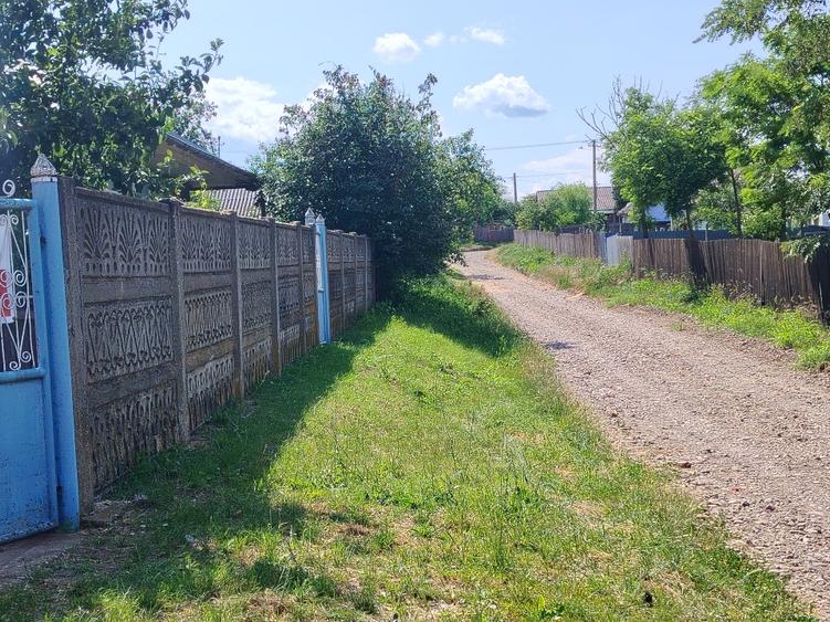 Casă individuală cu 4 camere cu Teren 2400 Mp în Cârja