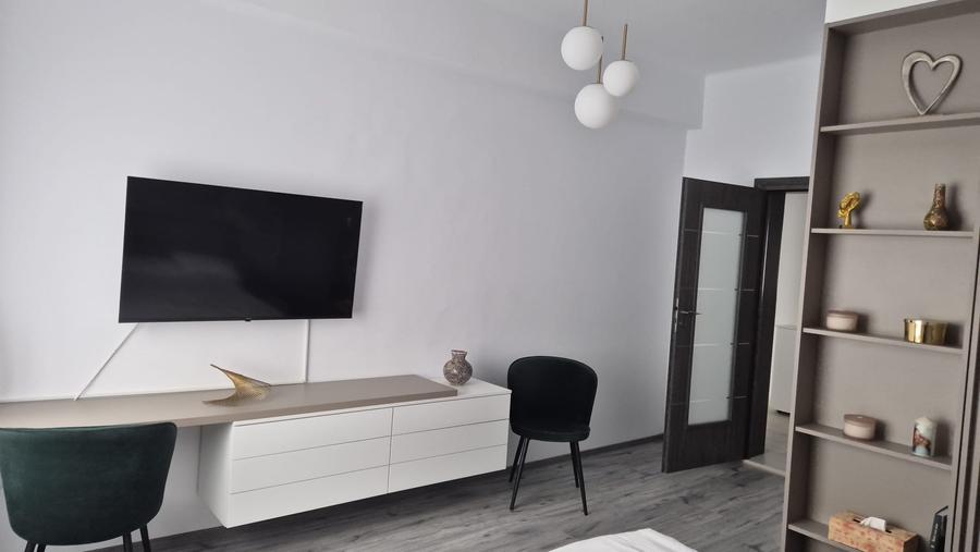 Apartament cu 3 camere decomandat, mobilat în Brașovul Vechi