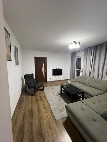 Apartament cu 3 camere semidecomandat în Colentina