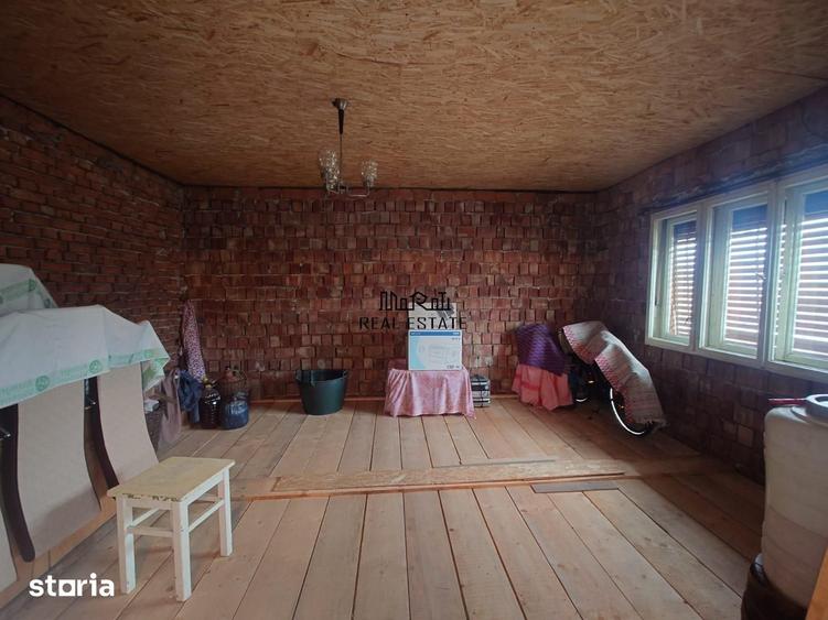 Casă cu 9 camere cu Teren 2339 Mp în Central
