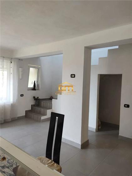 Casă cu 6 camere cu Teren 5600 Mp în Golești