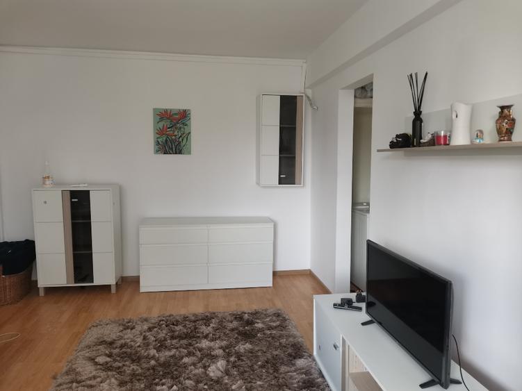 Apartament cu 2 camere semidecomandat în Gara de Nord