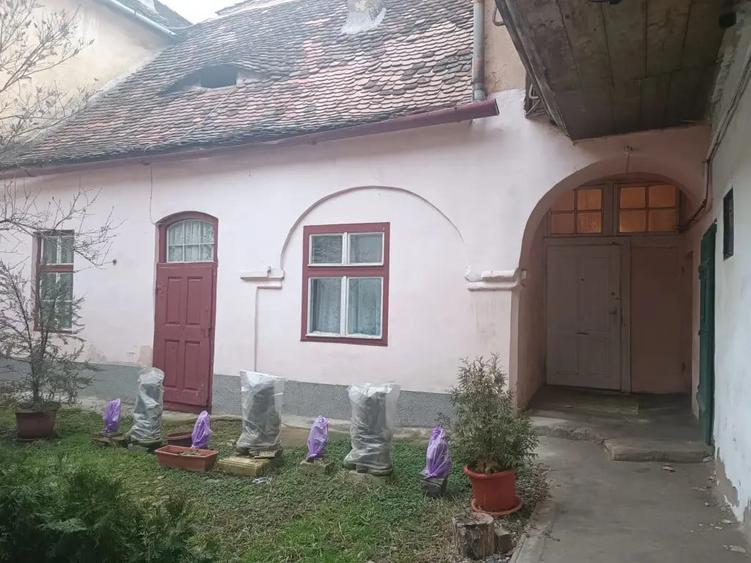 Casă cu 2 camere în Central