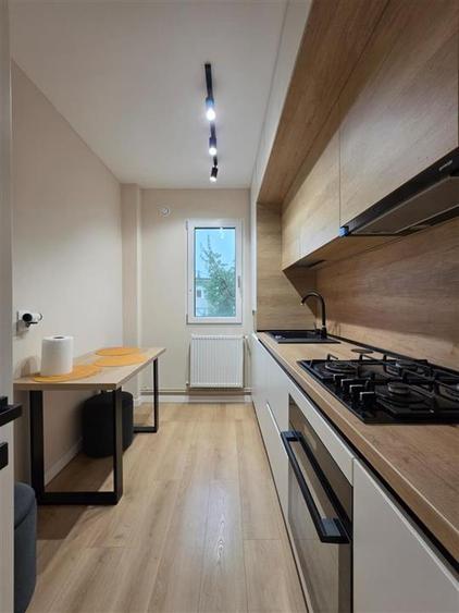 Apartament cu 3 camere decomandat în Podu Roș