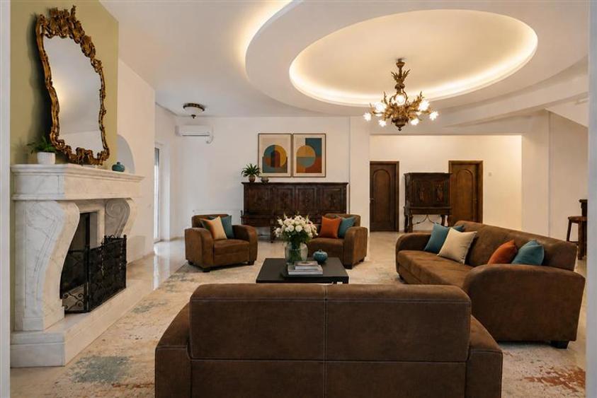 Casă cu 8 camere cu Teren 1000 Mp în Central