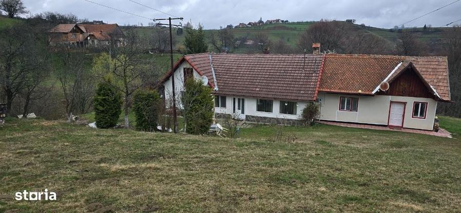 Casă cu 3 camere în Poiana Mărului