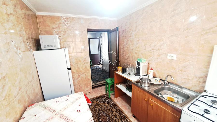 Casă individuală cu 7 camere cu Canalizare în Vest