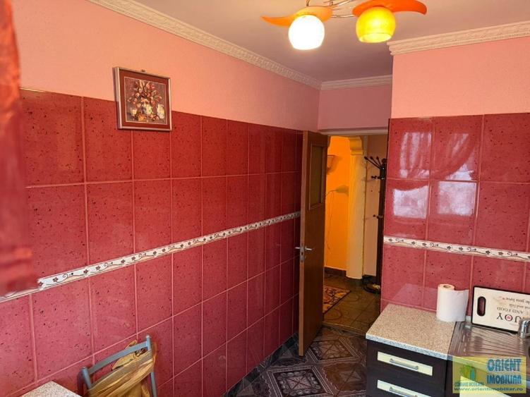 Apartament cu 3 camere decomandat în Km 4-5
