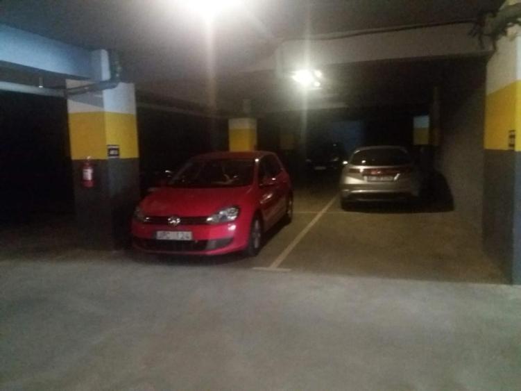 Apartament cu 3 camere semidecomandat, mobilat în Dămăroaia