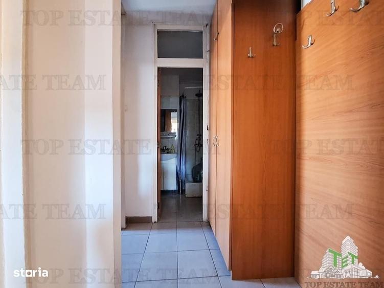 Apartament cu 4 camere decomandat în Tei
