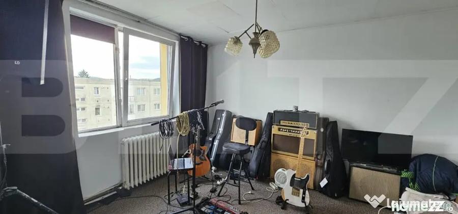 Apartament cu 4 camere semidecomandat în Ciucului