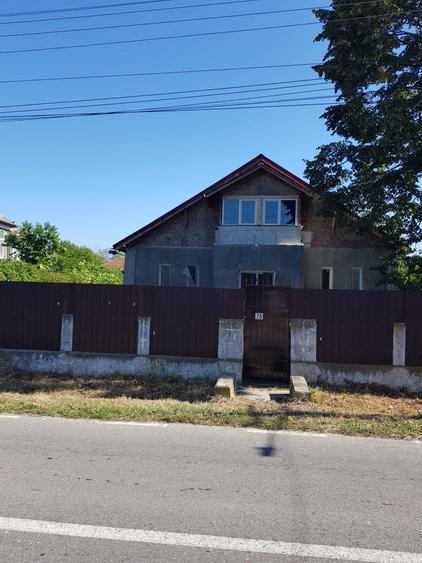 Casă cu 4 camere decomandat în Bănești