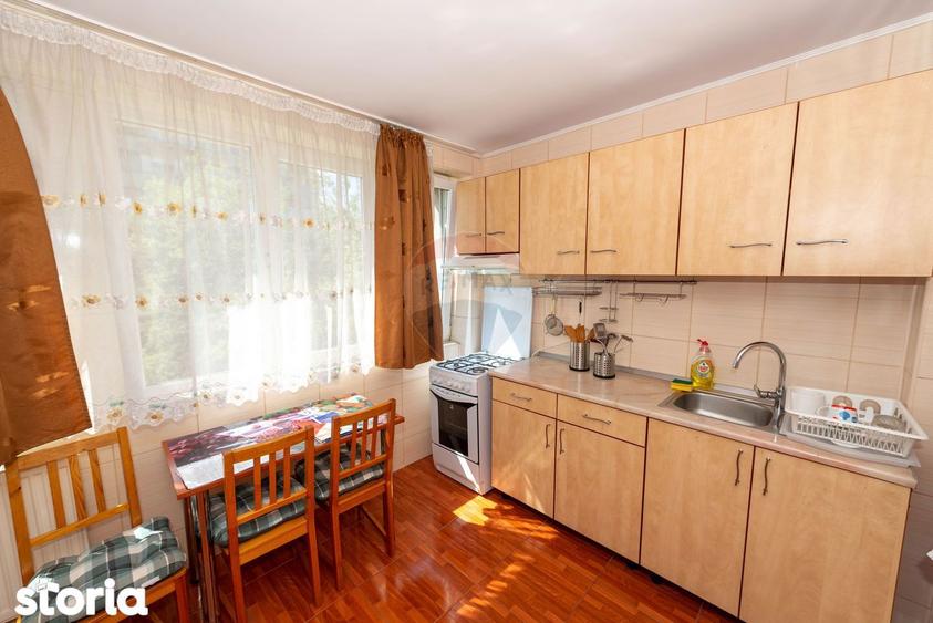 Apartament cu 3 camere semidecomandat, mobilat în Titan