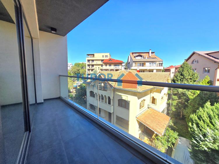 Apartament cu 3 camere semidecomandat în Șoseaua Nordului