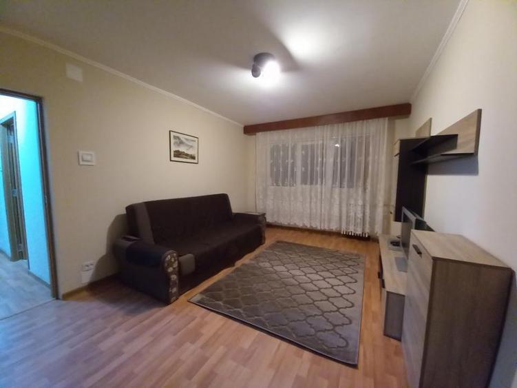 Apartament cu 3 camere decomandat, mobilat în P-ța Mihai Viteazu