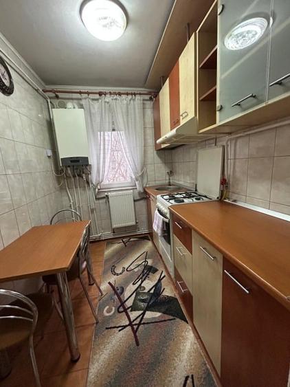 Apartament cu 3 camere semidecomandat, mobilat în Dacia