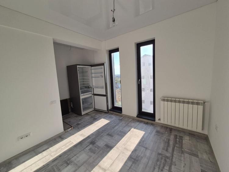 Apartament cu 3 camere semidecomandat în Km 5