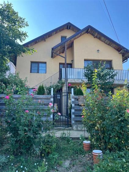 Casă individuală cu 4 camere cu Garaj în Uricani