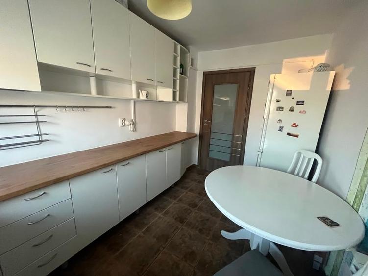 Apartament cu 3 camere semidecomandat în 1 Mai