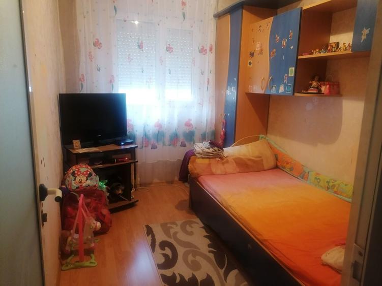 Apartament cu 3 camere semidecomandat în Vest