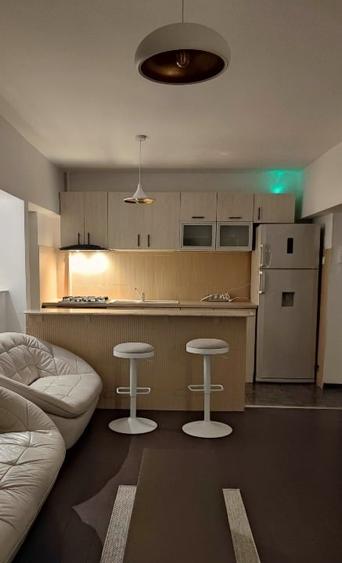 Apartament cu 3 camere semidecomandat, mobilat în Universitate