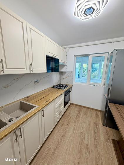 Apartament cu 3 camere semidecomandat în Apărătorii Patriei