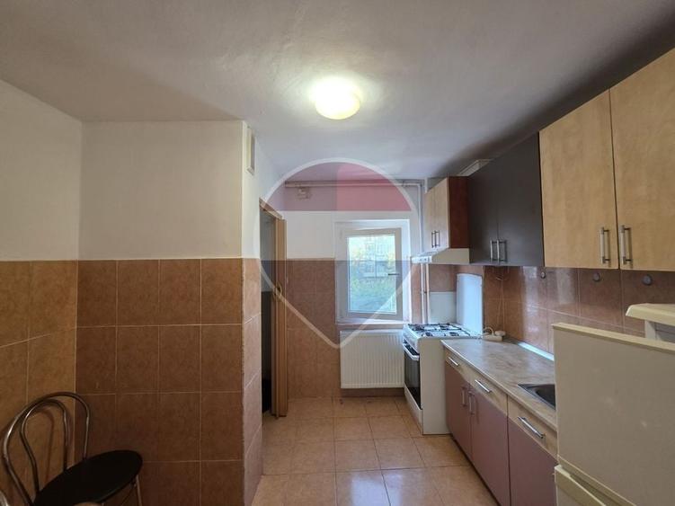 Apartament cu 4 camere decomandat, mobilat în Confecții