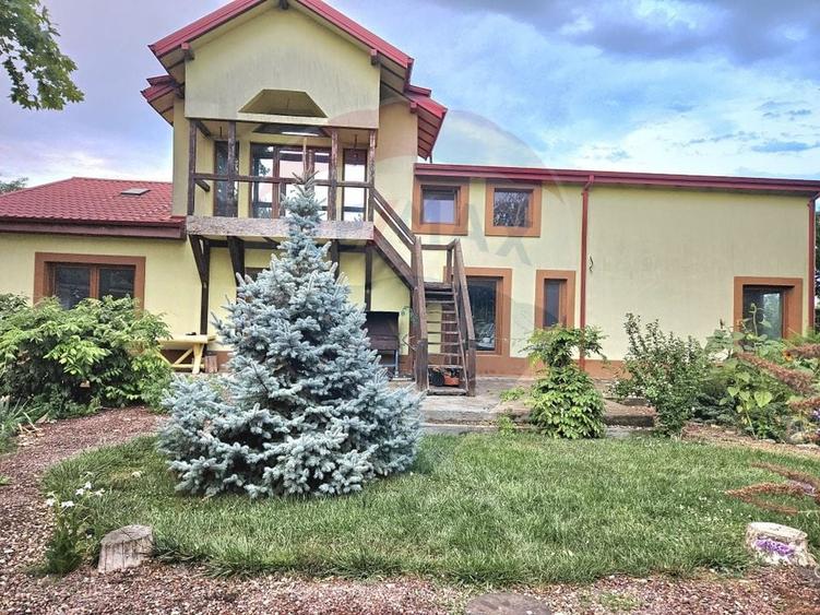 Casă cu 7 camere cu Teren 6000.7202148438 Mp în Periferie