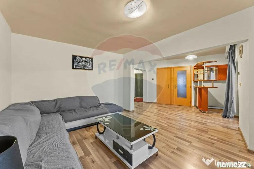 Apartament cu 4 camere decomandat în Intim