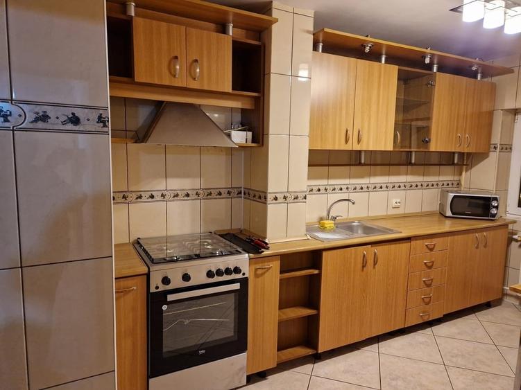 Apartament cu 3 camere decomandat în Tei