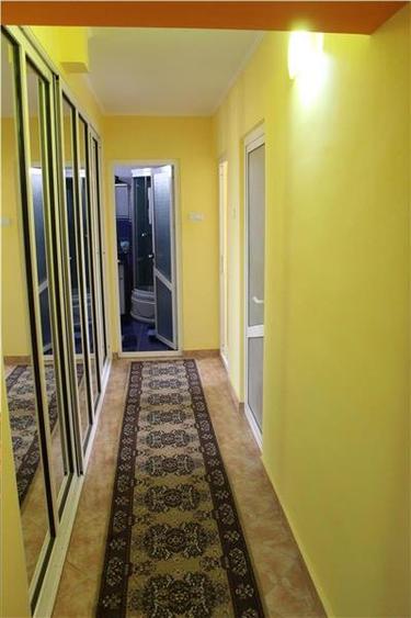 Apartament cu 3 camere decomandat în Peco