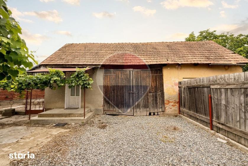 Casă cu 2 camere cu Teren 1330 Mp în Central