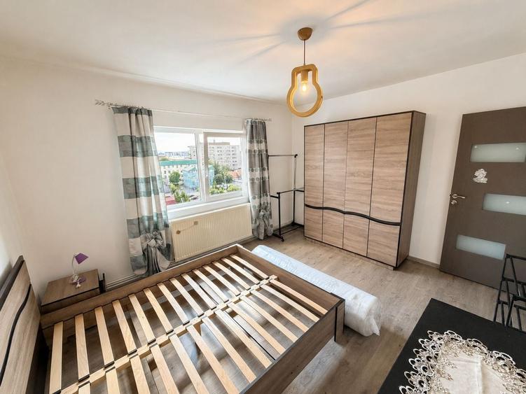 Apartament cu 3 camere semidecomandat, mobilat în Mărăști